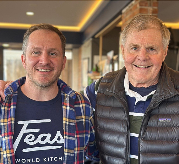 Nourriture sur des assiettes servies aux jeunes