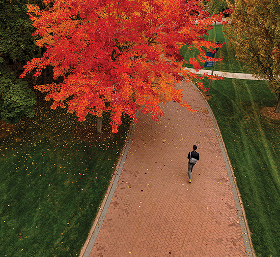 Une vue aérienne de la rivière Spokane traversant le centre-ville de Spokane.