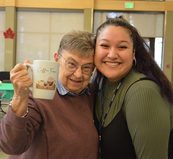 Nourriture sur des assiettes servies aux jeunes
